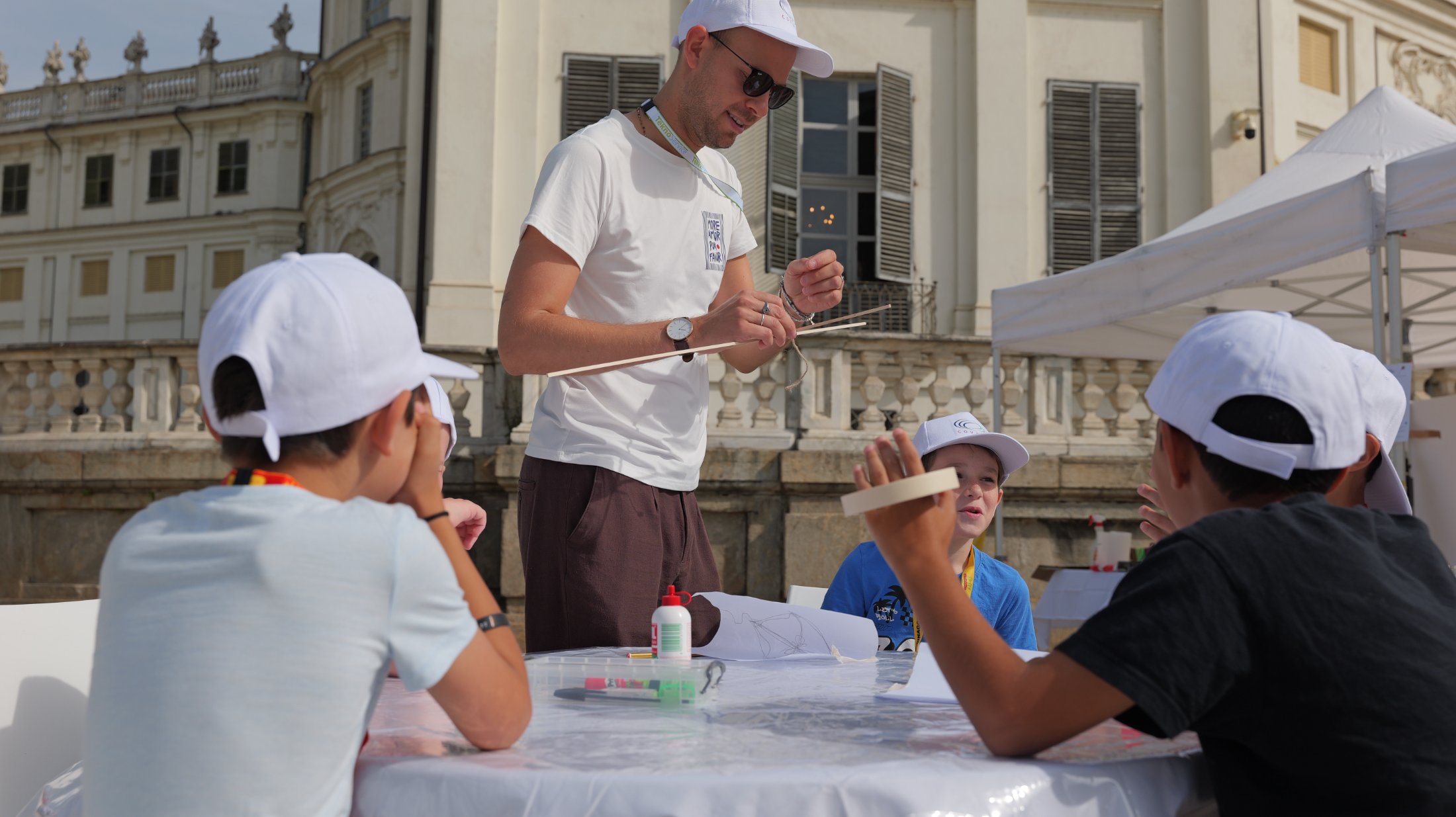 Laboratorio creativo all'aperto con i bambini