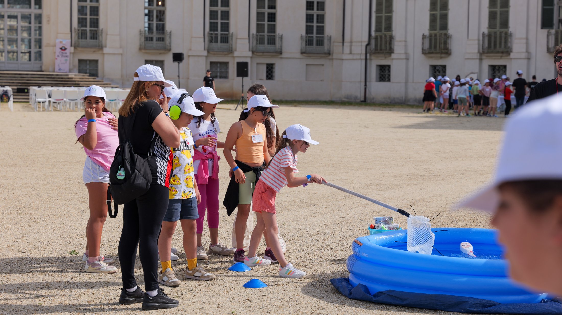 Bambini a un gioco educativo sull'ambiente