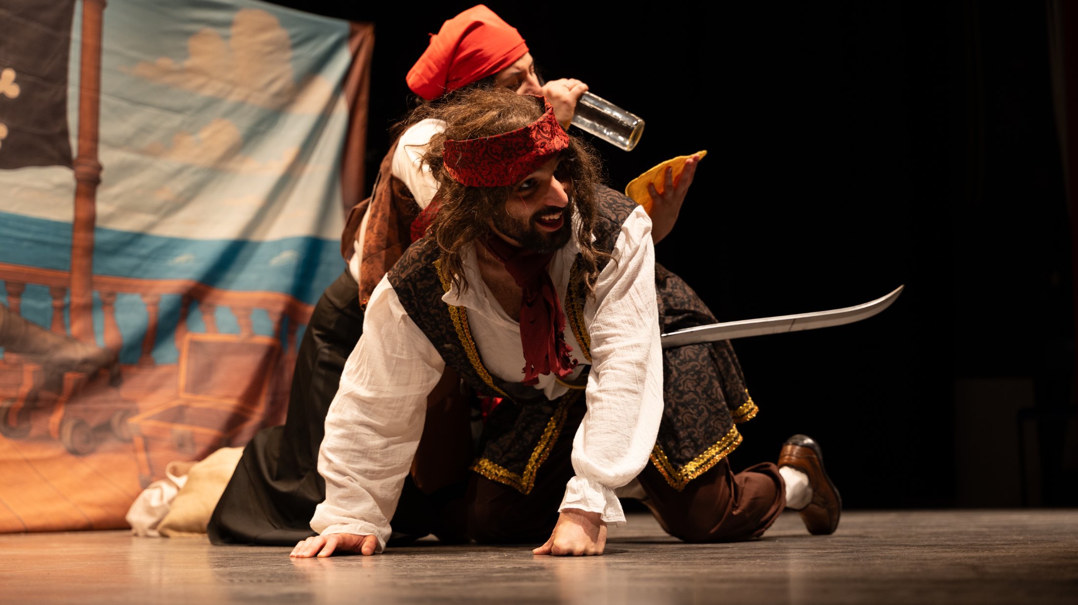 Attore in costume durante una scena comica