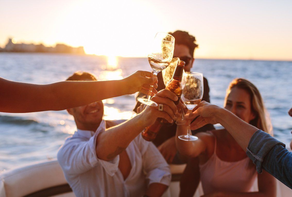 Aperitivo al tramonto a bordo