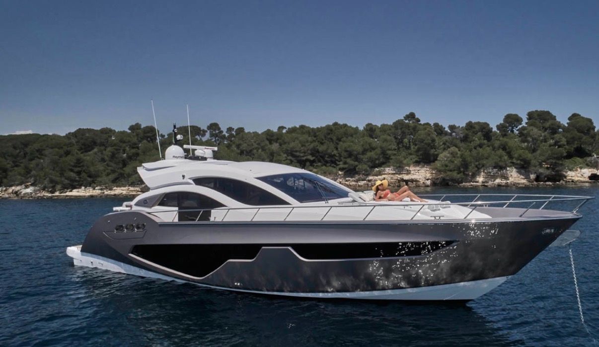 Yacht di lusso Sessa Marine C68 in navigazione