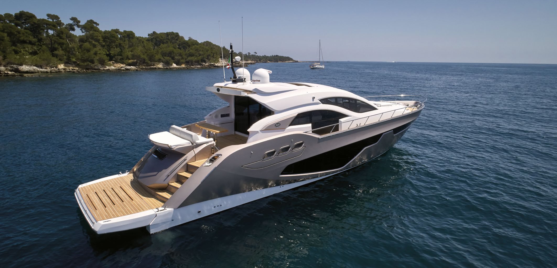 Vista laterale dello yacht in rada